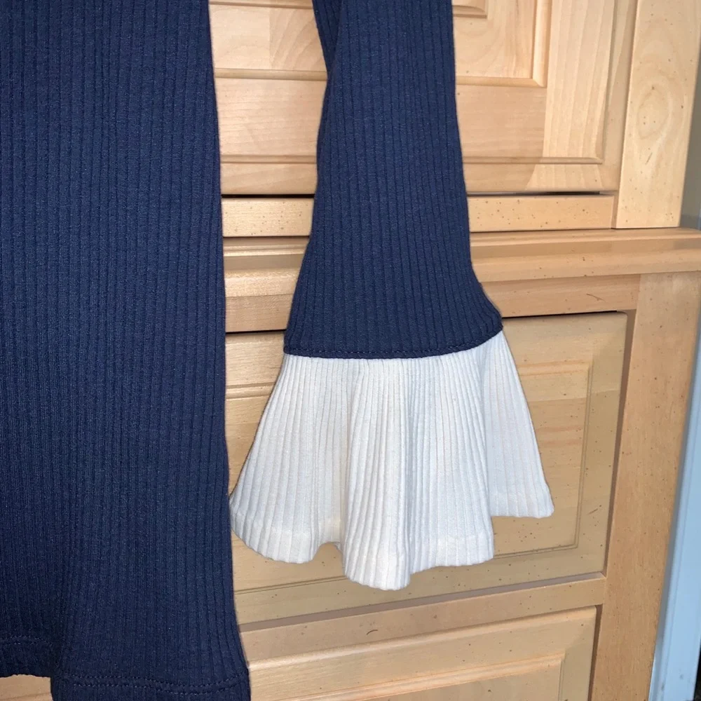 J Crew Women’s xs navy ribbed top w/flare sleeve